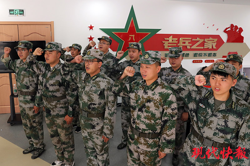 青年民兵集体宣誓本次活动特别选在五里树社区"老兵之家"开展.