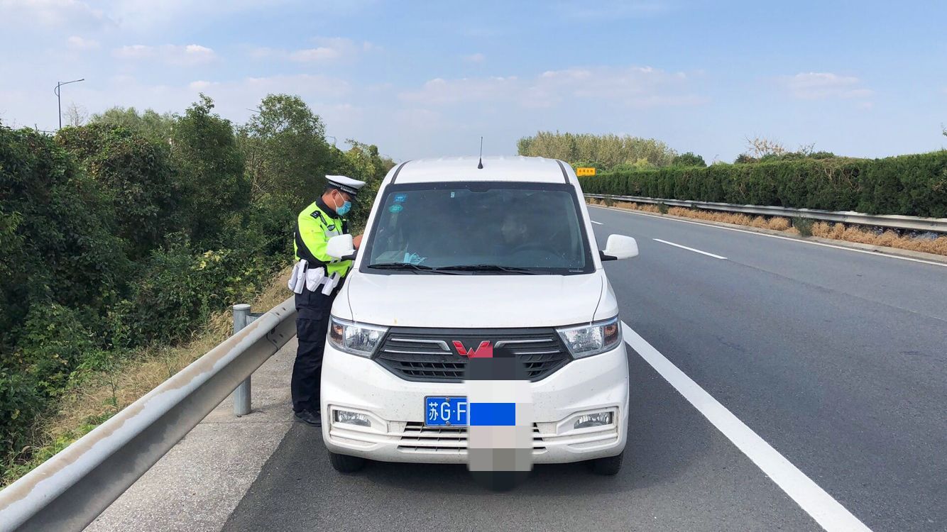 应急车道停车,男子与盐城交警展开了一场"辩论",结果-现代快报网