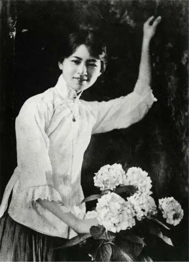 那一年,林徽因写下:我说,你是人间的四月天;笑响点亮了四面风;轻灵在