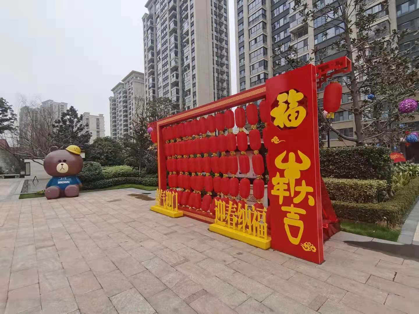 大红灯笼高高挂起 景观小品"福牛贺岁"-现代快报网