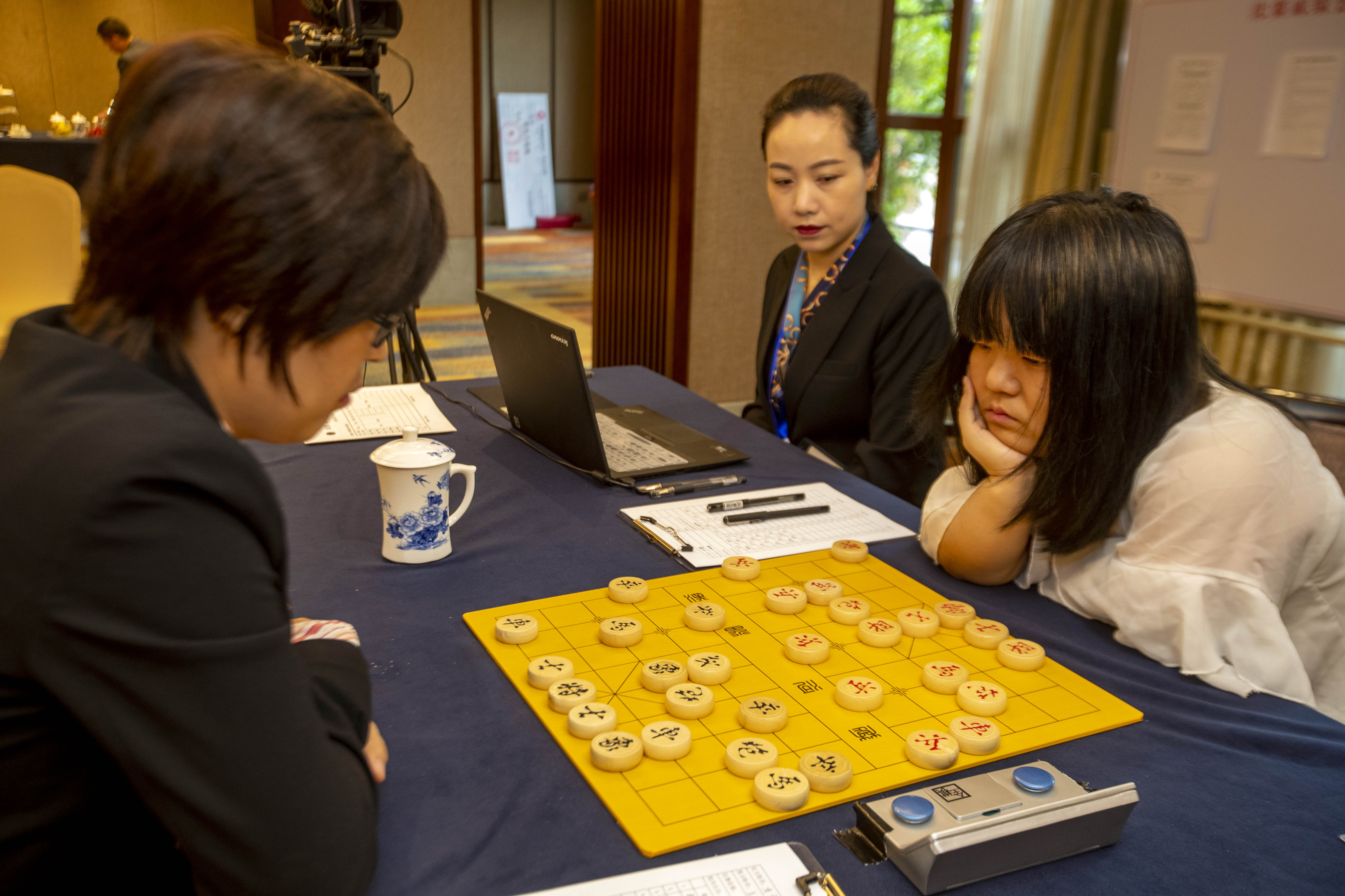 2021年4月25日,中国象棋特级大师王琳娜(左)与中国象棋大师左文静(右)