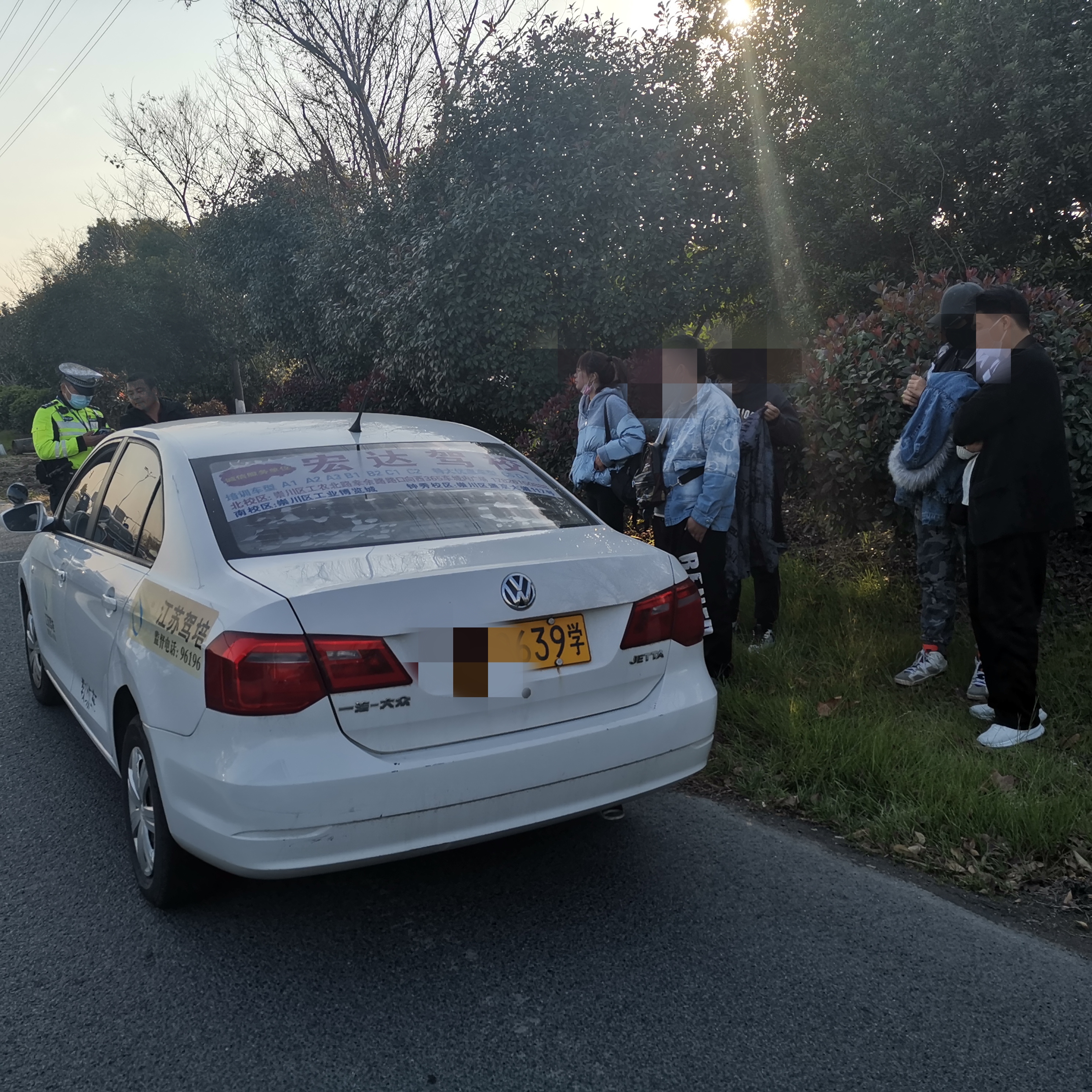 駕校教練帶學員練車路上自己被扣6分