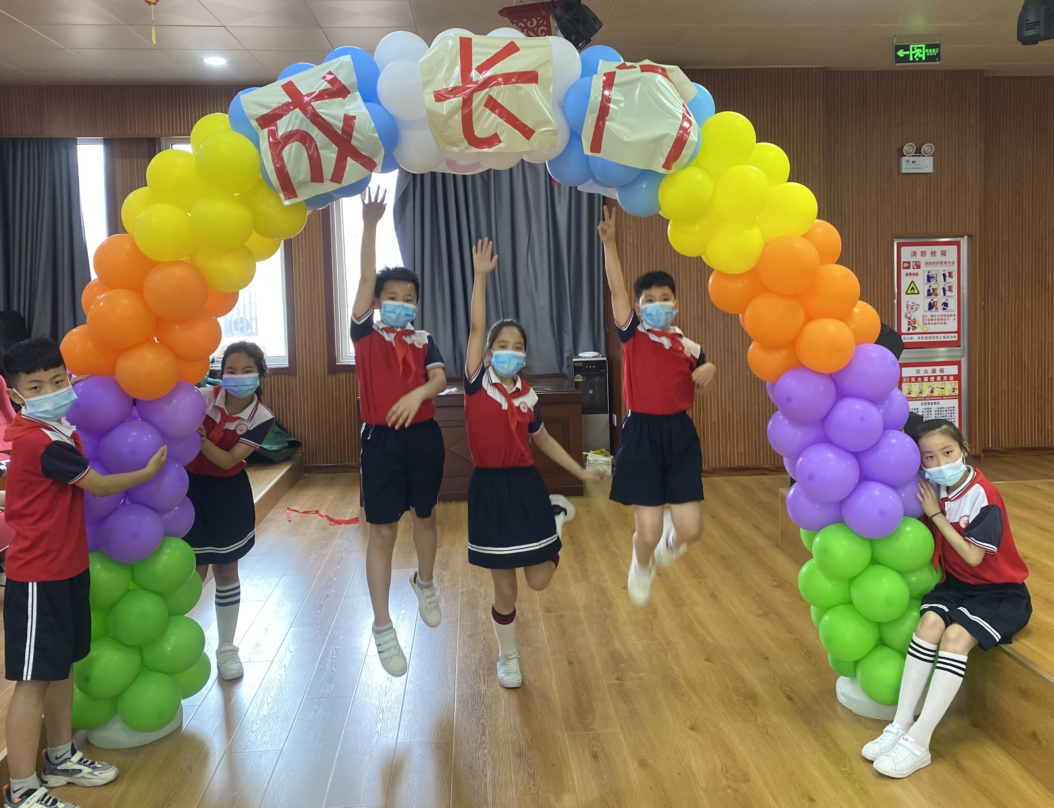 跨过成长门迈向辉煌未来沛县汉兴小学举办十岁成长仪式