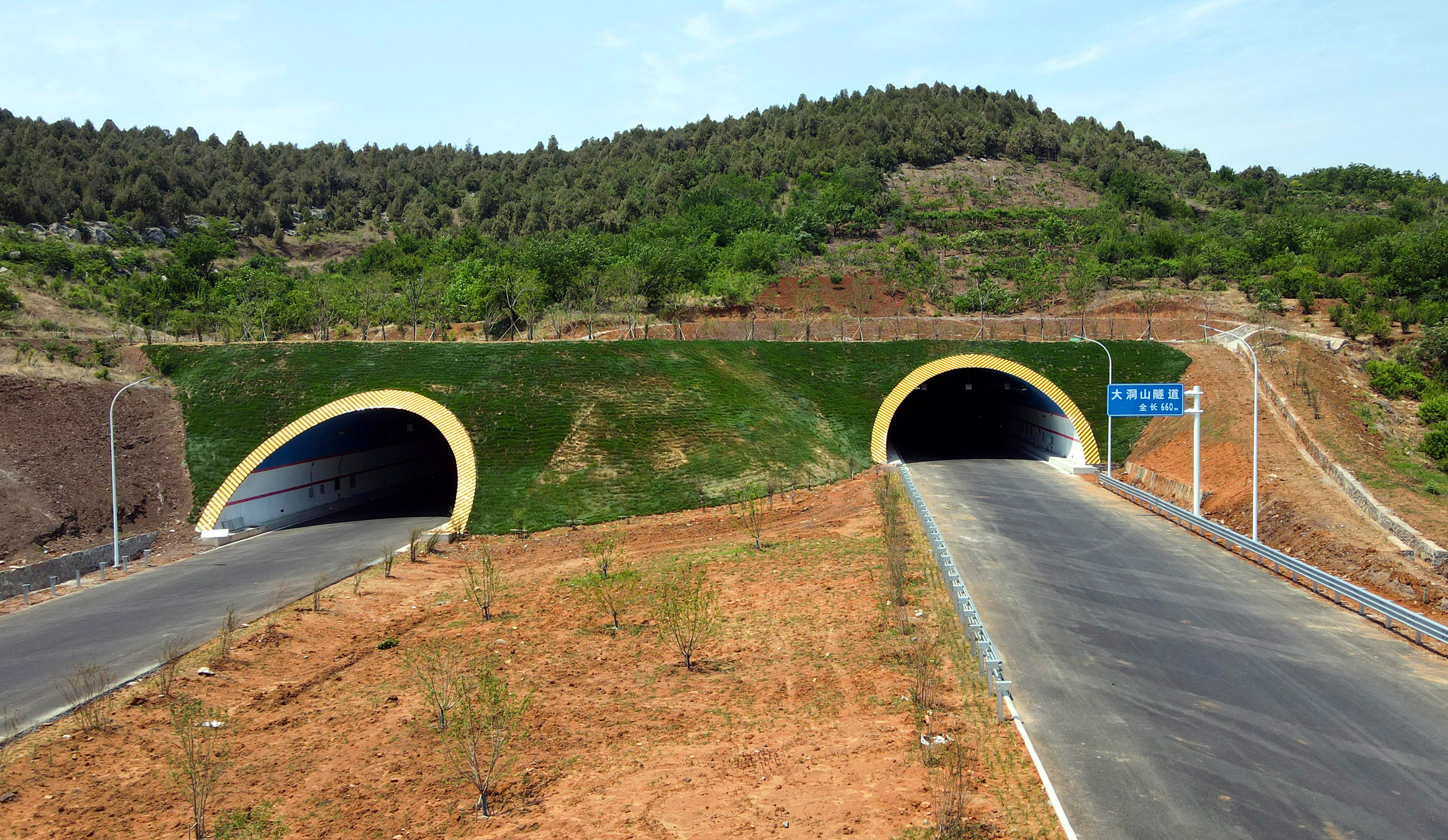 先後上跨京臺高速公路,連徐高速公路,京滬鐵路,隴海鐵路及104國道,下