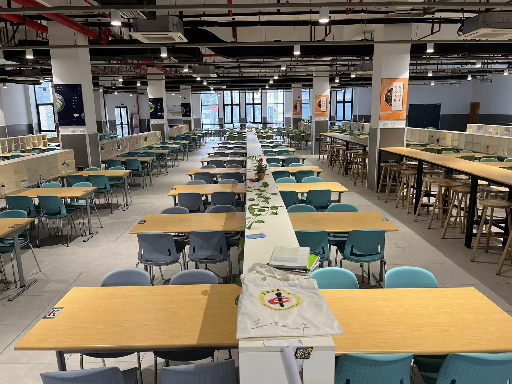 中午,一中食堂的菜肴也是琳琅满目,看着就让人非常食欲.