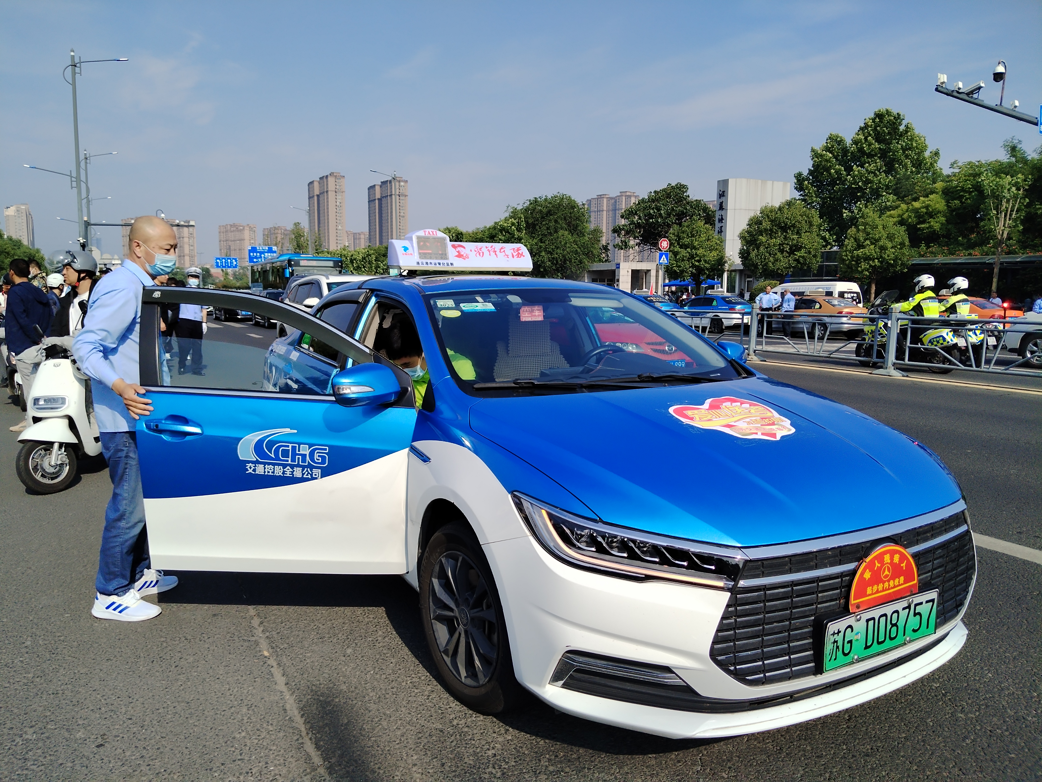 6日下午她"打的"看考场时,向出租车驾