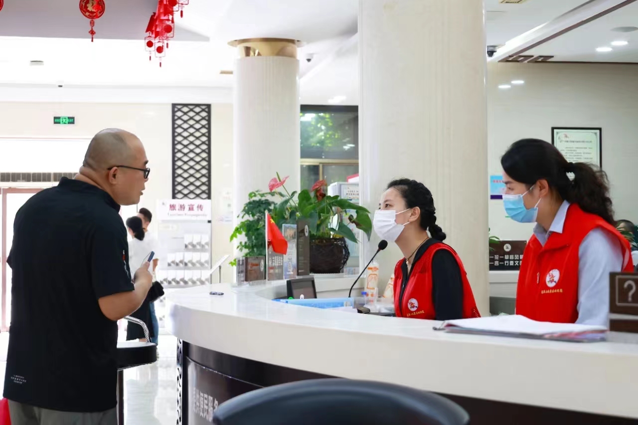 "红马甲"志愿服务扮靓花果山景区多彩暑期-现代快报网