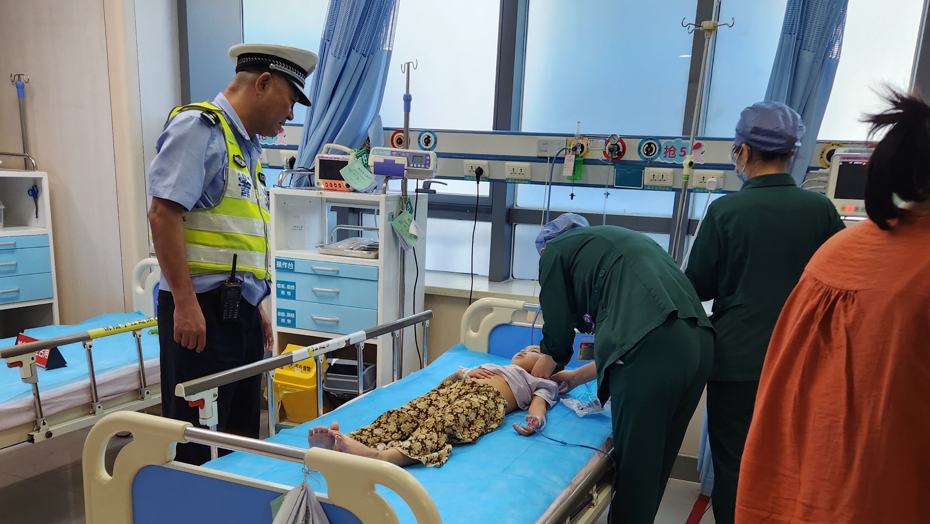 目前,由于病情严重,女童被直接安排进急救室抢救,并很快确诊为急性