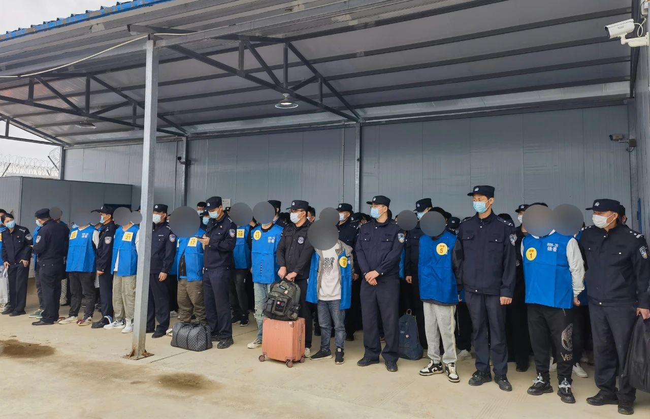 徐州鼓楼警方押解41名电信网络诈骗犯罪嫌疑人归案