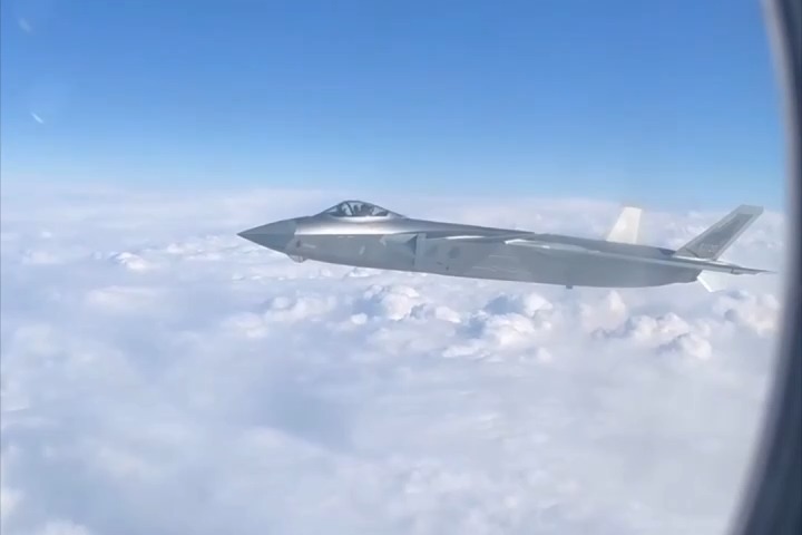 独家视频丨2架歼20战机为接运英雄的运20护航