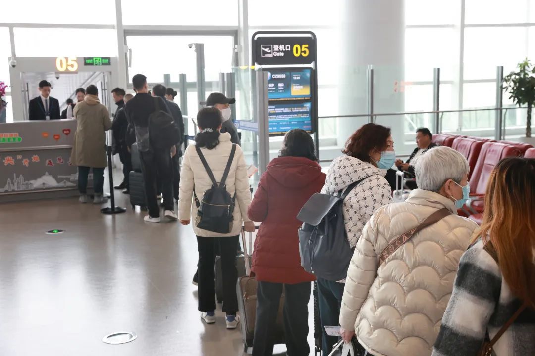 当天上午,南通机场候机楼内举行简朴热烈的欢迎仪式,向第350万名旅客