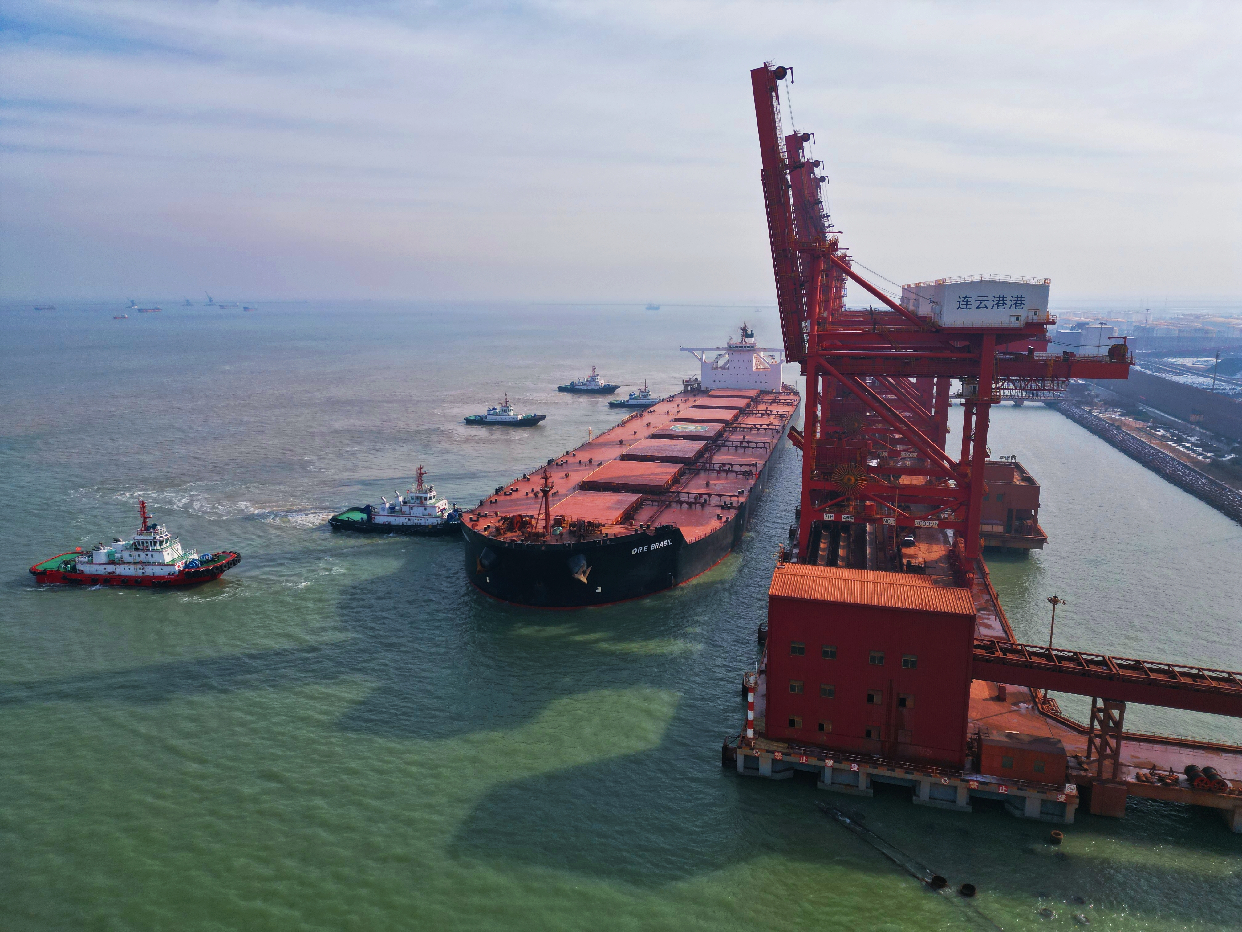 这是连云港乃至江苏海港首次靠泊40万吨级满载船,为港口提升服务能级