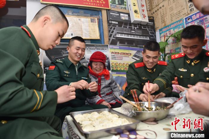 暖心！重庆武警官兵接力照顾偏瘫老人28年