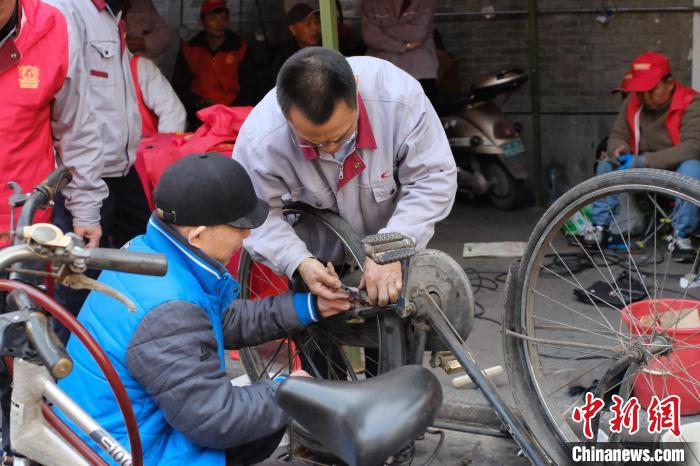 广西“雷锋街市”连续开市58年老少“雷锋”接力便民