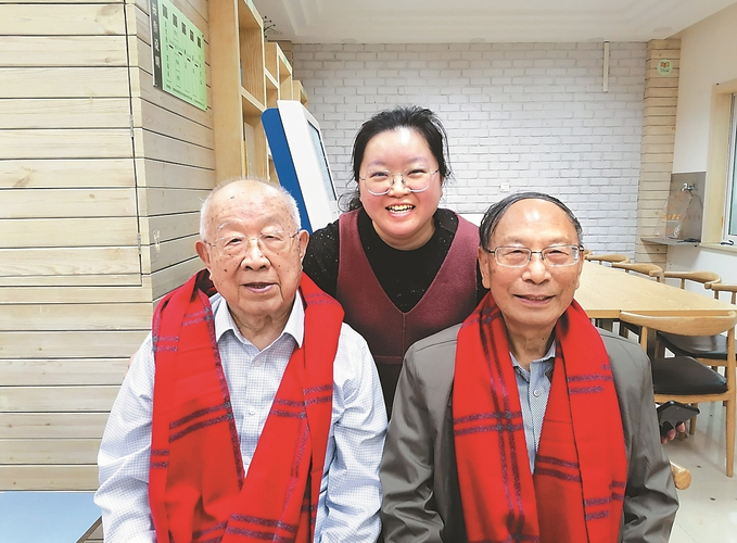 南京市鼓楼区南秀村养老服务站主任陆云和老人们在一起