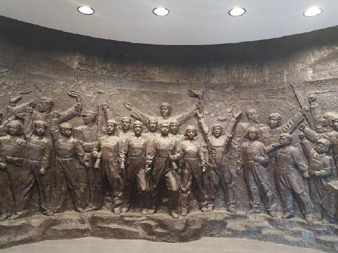 淮安市新安旅行团历史纪念馆内的雕塑。新华社记者 朱筱 摄