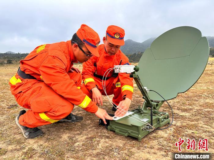 楼应佳与队友一同调试卫星便携站。　福建省森林消防总队供图