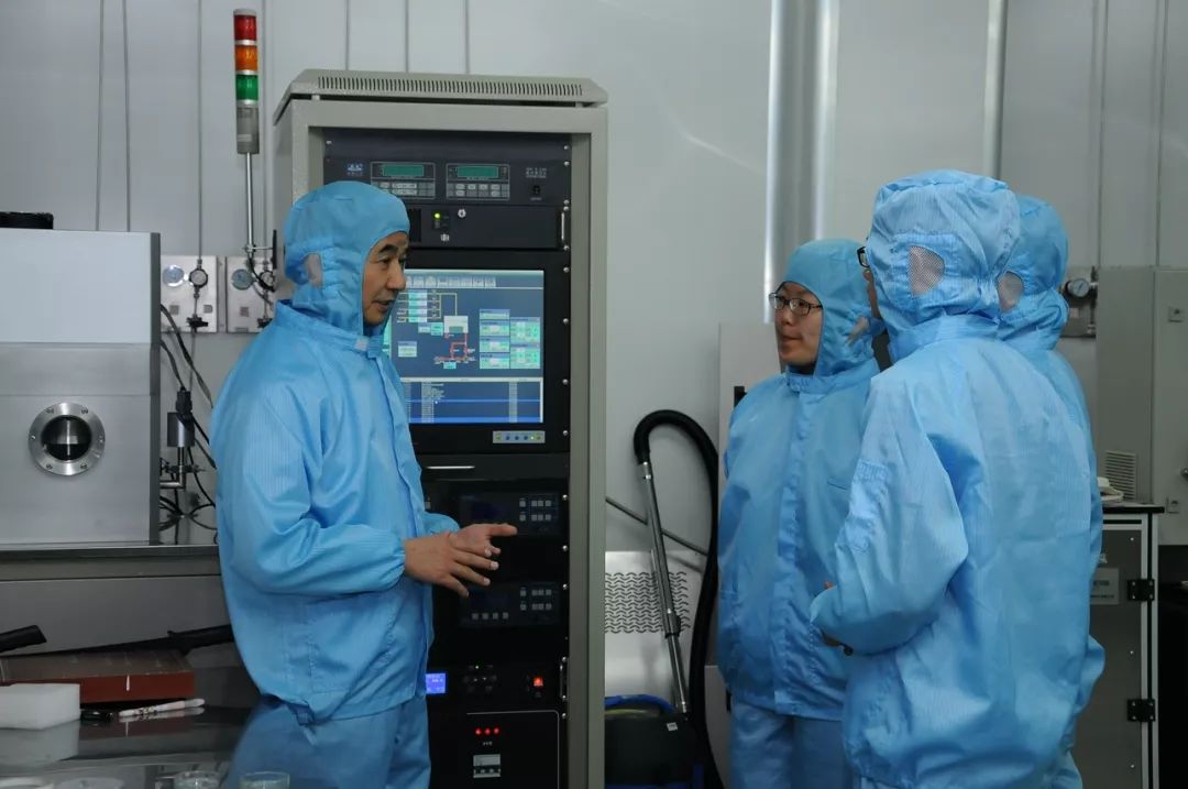 郭万林（左一）在实验室。图自南京航空航天大学