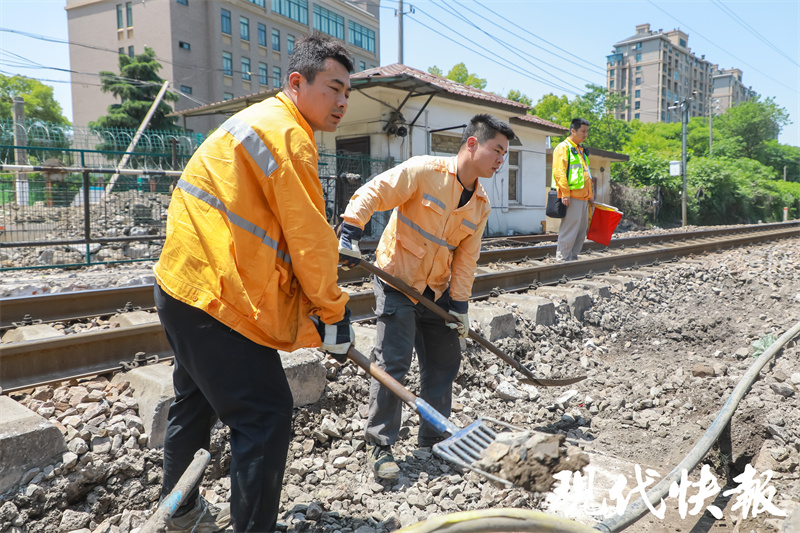 74人3小时更换80方道砟换完7分钟后通火车