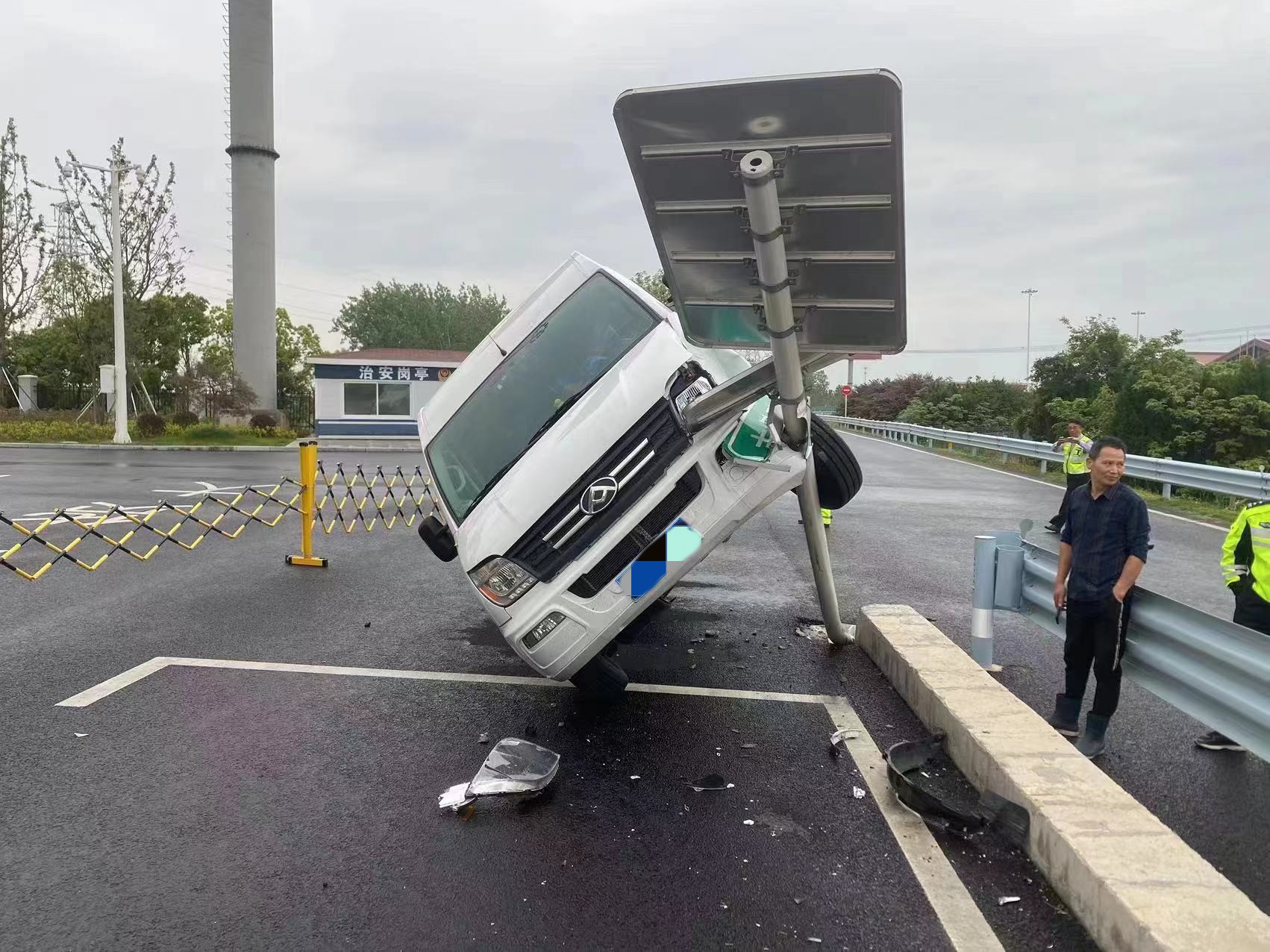 面包车撞上指示牌后凹造型只因司机太疲劳