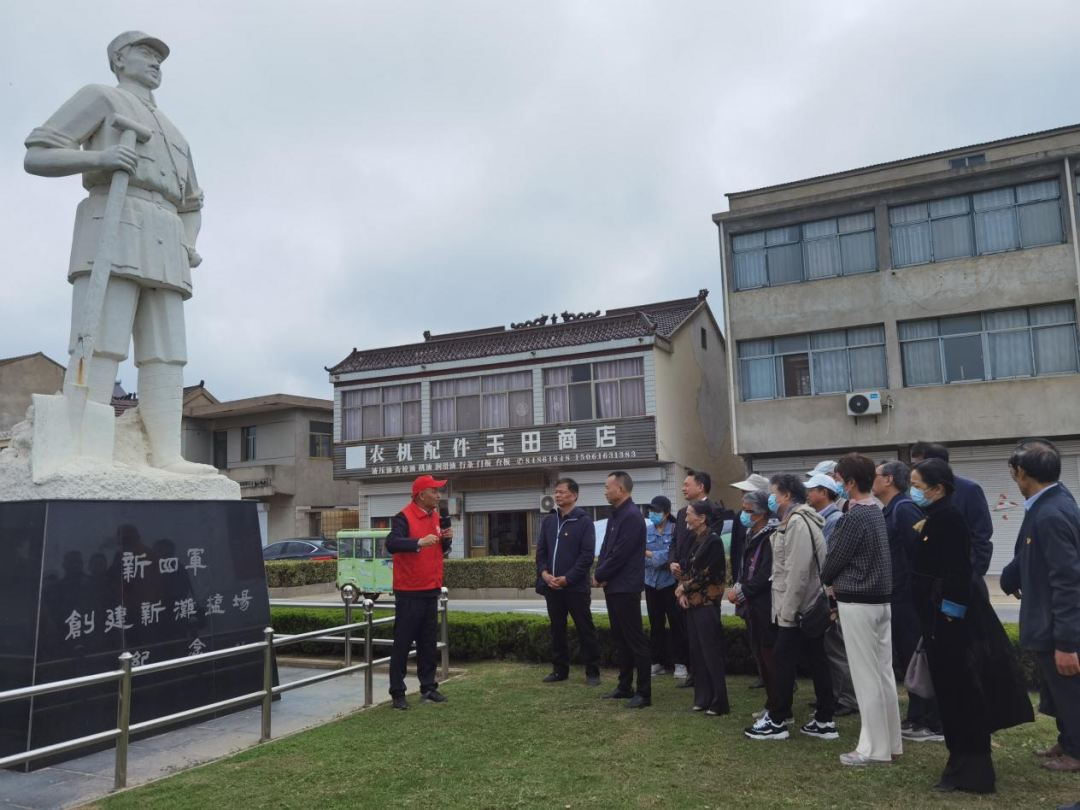 大家首先来到新四军创建新滩盐场纪念雕像前,解说员讲述了宋乃德县长