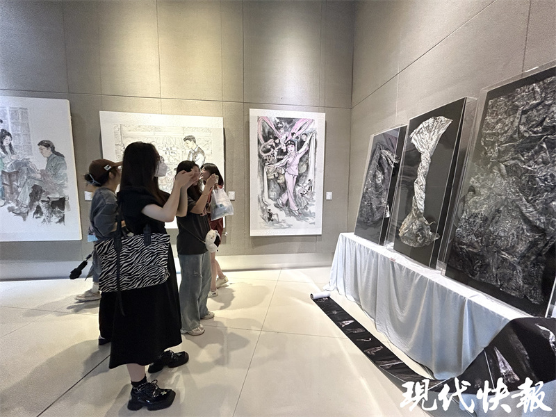 b体育官网入口在线南师大毕业生作品展开幕《桃花源记》变身设计图纸(图5)