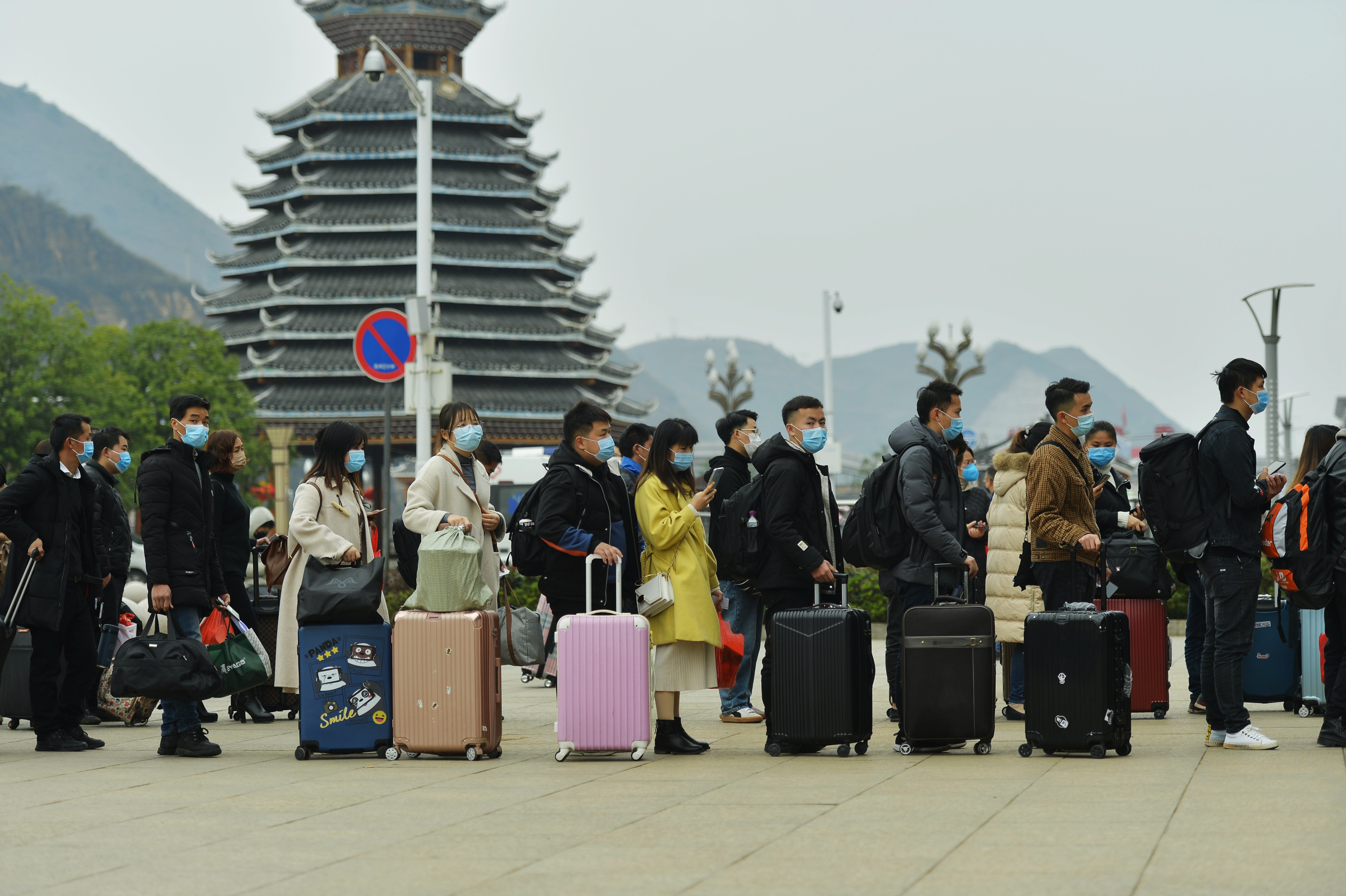 56815-2020年2月25日，赴江苏省返岗的务工人员在黔东南苗族侗族自治州凯里南站排队等候进站。.JPG