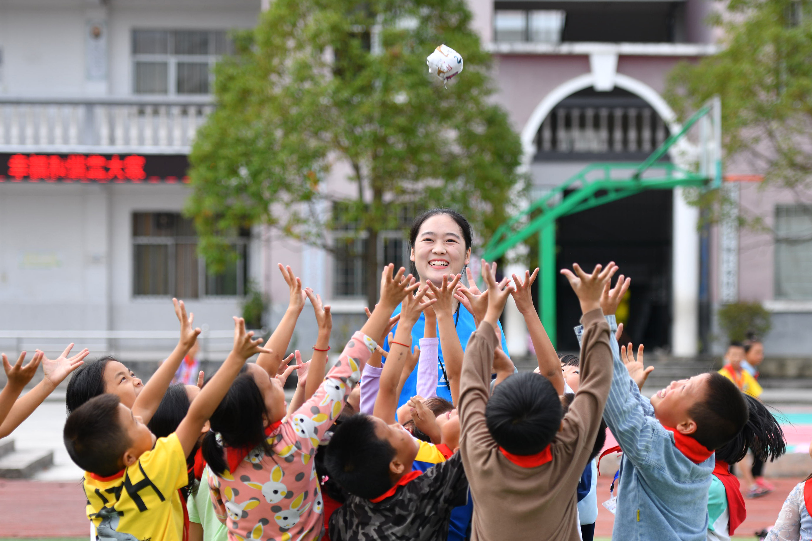 400361-2021年9月7日，江苏省徐州医科大学“研究生支教团”成员张一笑，与贵州省黄平县上塘镇中心小学留守儿童一起玩游戏。.JPG