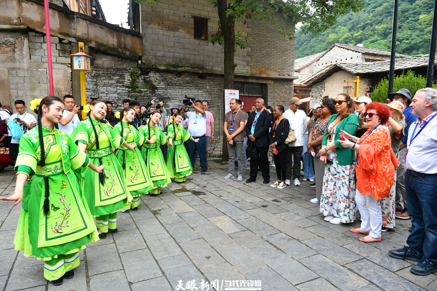 驻华使节在安顺天龙屯堡观看传统文化表演。刘杨 摄.jpg