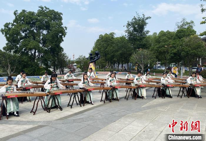 文化和自然遗产日，扬州小朋友古筝合奏《茉莉花》。　崔佳明 摄