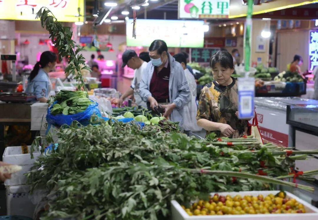 镇江路副食品市场附近，艾草、菖蒲受欢迎。南京日报/紫金山新闻记者 徐琦 摄