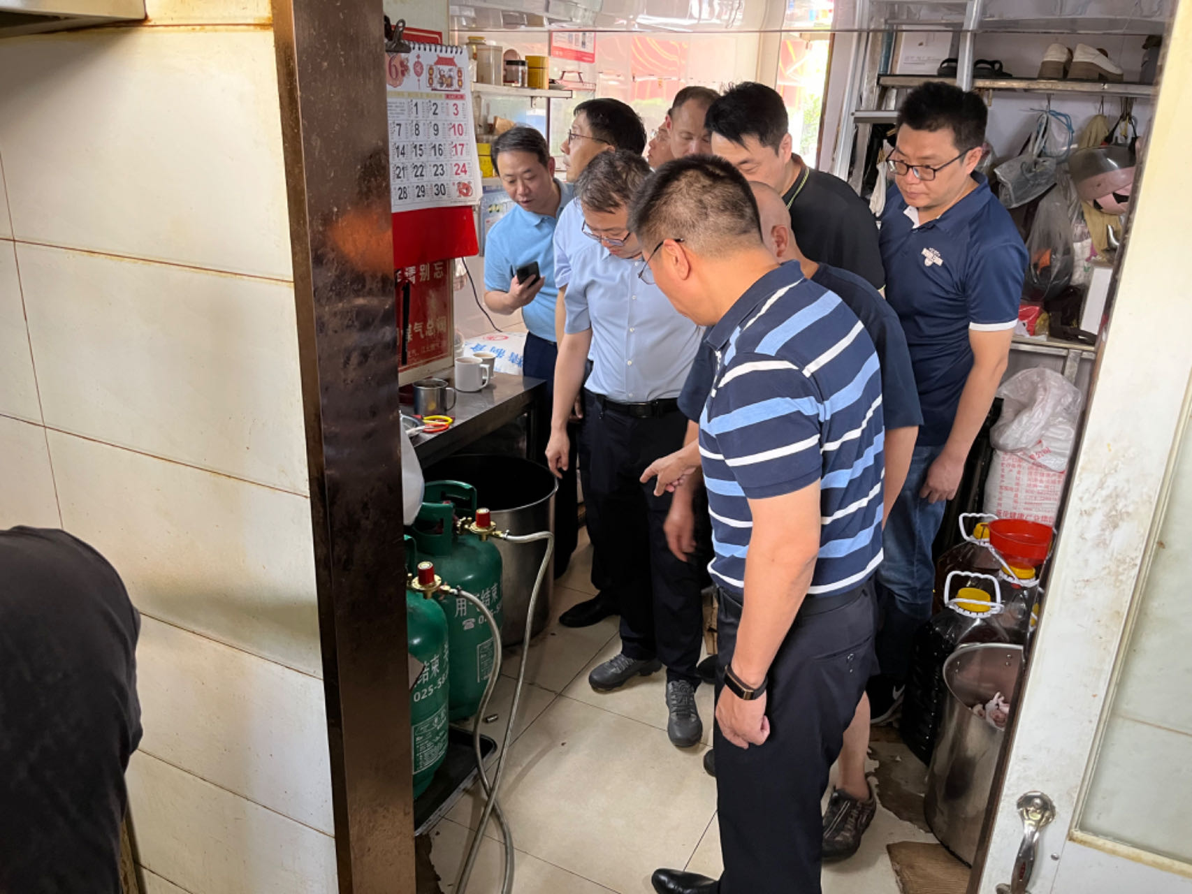 南京市建委组织排查餐饮店燃气安全隐患。