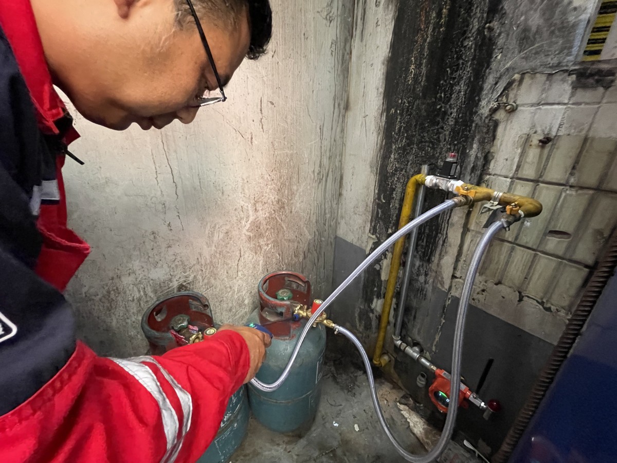 南京燃博燃气公司对店铺钢瓶、智能燃气报警系统进行检查。