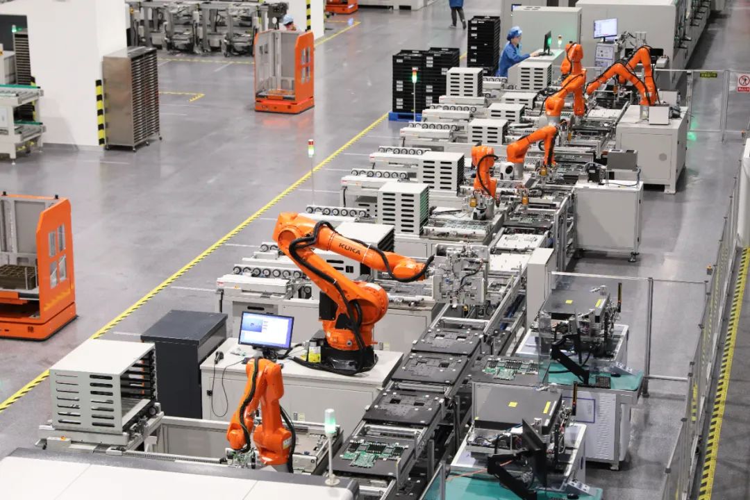 杭州某企业“未来工厂”内，机械臂在工作中 图源：新华社