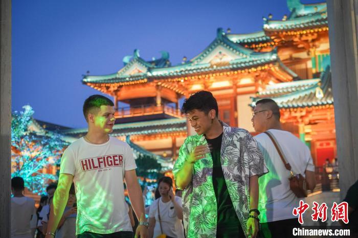 各国“Z世代”青年感受了一次金陵奇妙“穿越”之夜。　南京广播电视集团供图