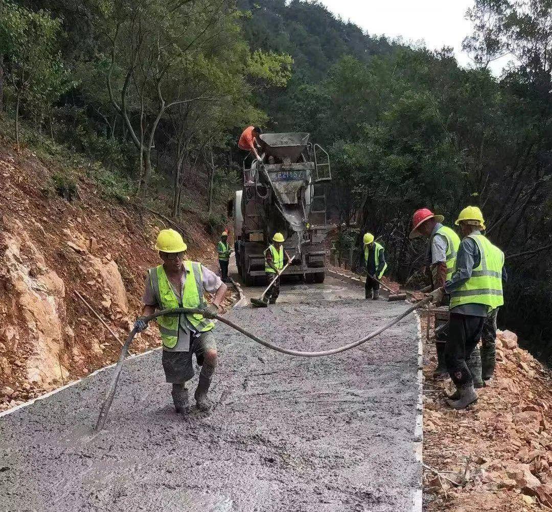 重要防火通道在进行路面水泥硬化。