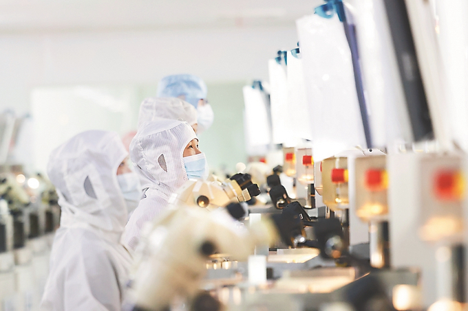 工人在泗洪经济开发区一生产芯片的企业车间忙碌。许昌亮 摄
