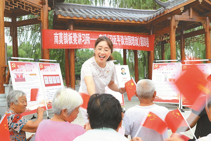 海安市南莫镇组织“百姓名嘴”开展《习近平谈治国理政》第四卷主题宣讲。    濮端建 摄