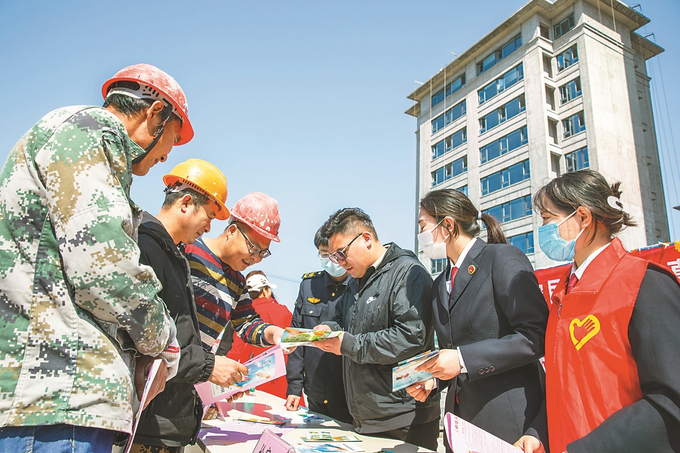 东海县住建局、人社局、司法局、检察院等单位工作人员来到建筑工地，向务工人员宣传权益保障相关法律法规。柴军委 摄