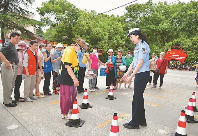 南京交警开展“人人讲安全，个个会应急”主题安全教育活动。       本报记者 范俊彦 摄