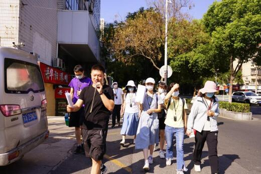 沈飞地（左一）在“Citywalk”活动中