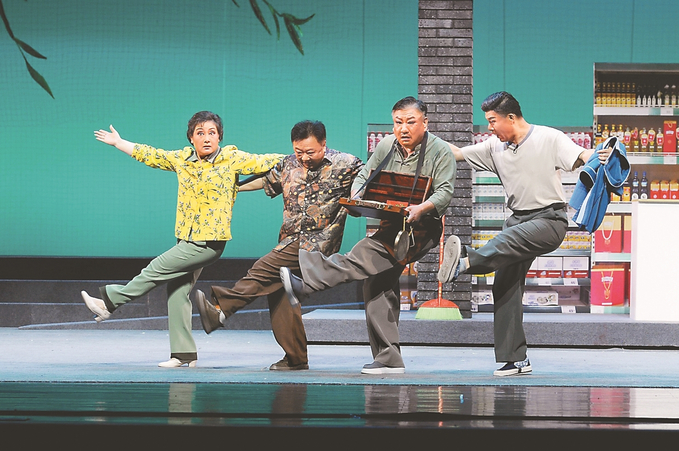 7月7日，涟水县淮剧团的演员们紧张排练打磨新剧。 许军 周树东 摄 （视觉江苏网供图）