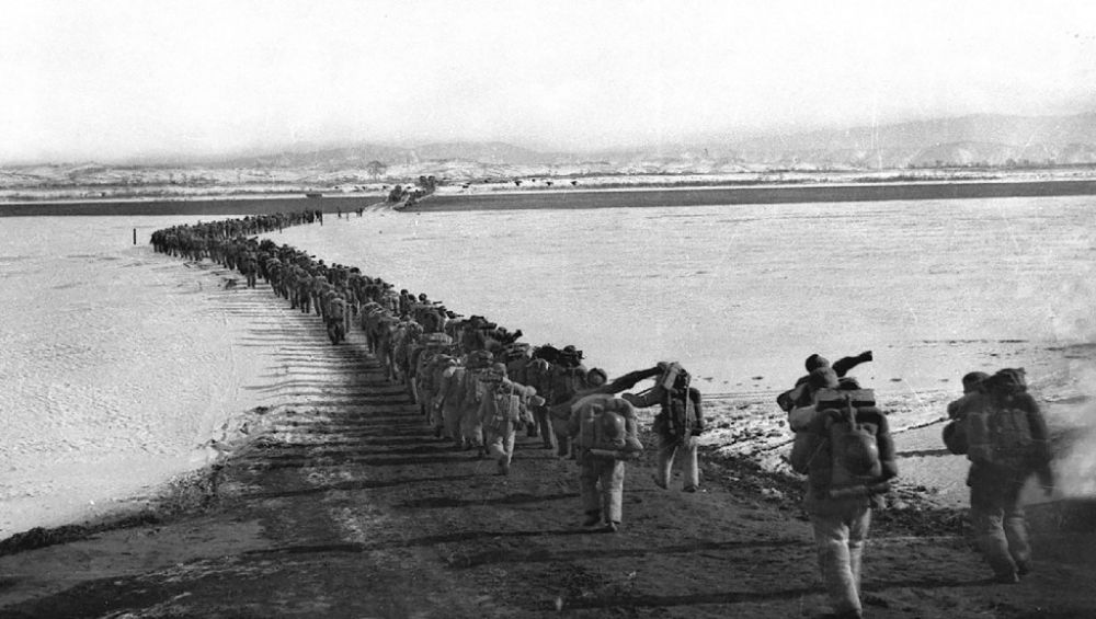 ↑1950年10月19日，中国人民志愿军雄赳赳、气昂昂跨过鸭绿江，和朝鲜人民一道共同抗击侵略者。新华社发（黎民 摄）