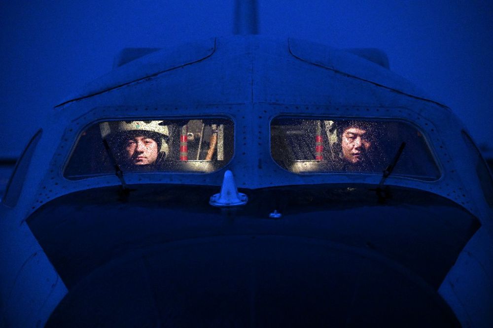 ↑空军航空兵某团飞行二大队飞行员准备夜间飞行（2023年2月17日摄）。新华社发（余红春 摄）