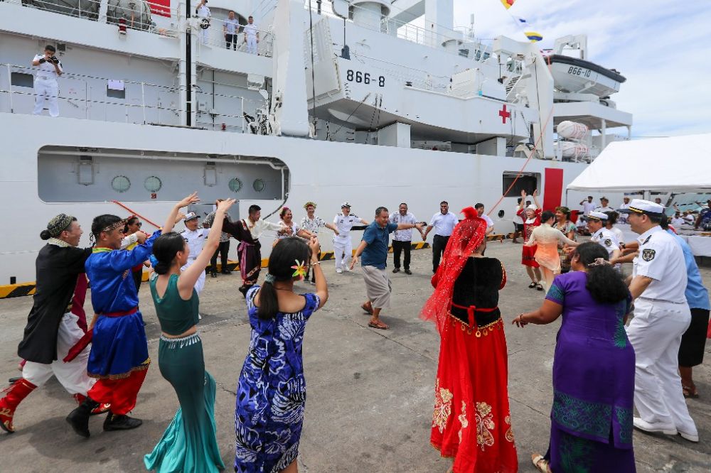 ↑2023年7月15日，中国海军“和平方舟”号医院船抵达基里巴斯塔拉瓦，双方人员在码头欢迎仪式上欢聚一堂。新华社发（徐巍 摄）