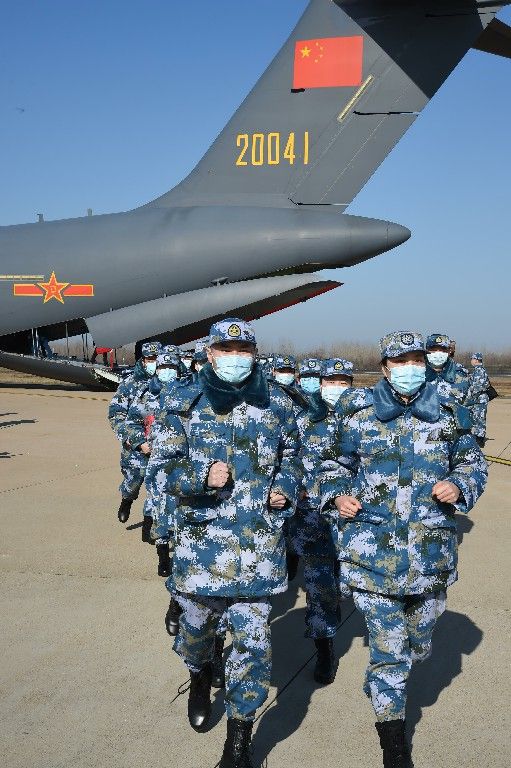 ↑2020年2月17日，一批军队支援湖北医疗队员抵达武汉天河机场。新华社记者 黎云 摄
