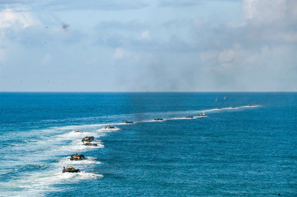 ↑第74集团军某旅“硬骨头六连”官兵驾驶两栖步战车在海上进行实战化训练（2020年8月14日摄）。新华社发（李彬 摄）