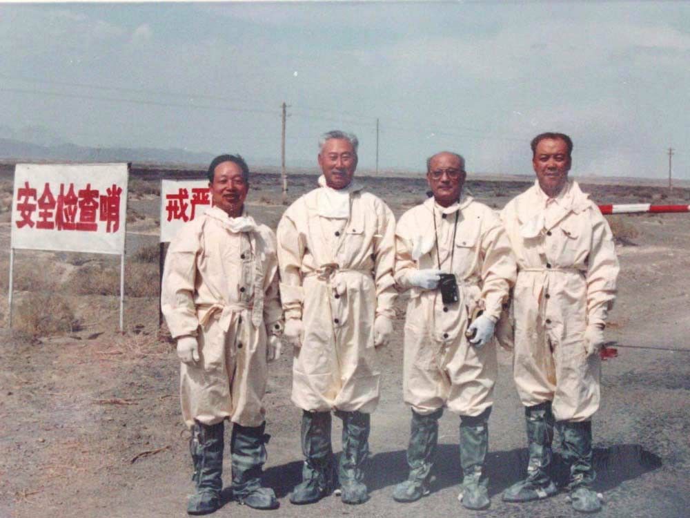 ↑一次核爆炸试验后，林俊德（左一）和参试人员从试验场区完成取样任务后合影留念（资料照片）。新华社发
