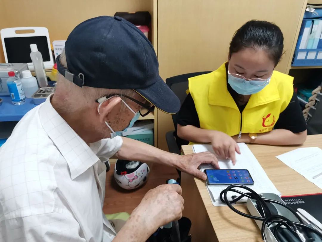 雨花台区雨花街道花神庙社区时间银行服务点教老人使用支付宝。市民政局供图