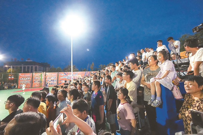 7月12日，仪征市大仪镇首届“村BA”在大仪镇灵萱广场举行。 韩然百 摄 （视觉江苏网供图）